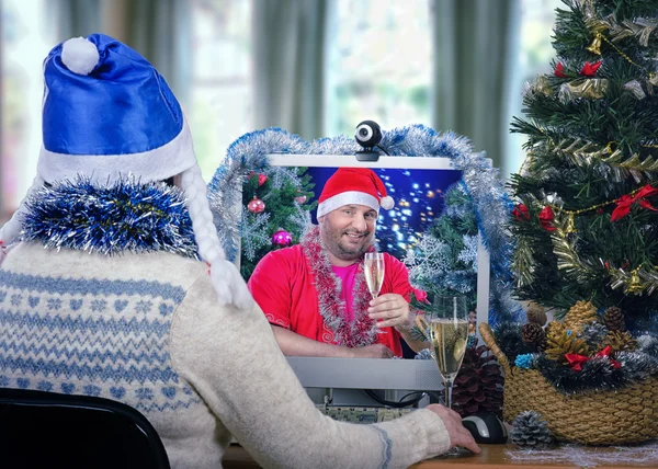 Santa Claus con ayudante celebrar la Navidad en línea — Foto de Stock