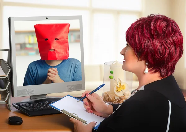 Online psykoterapi hjälper nervös ung man — Stockfoto