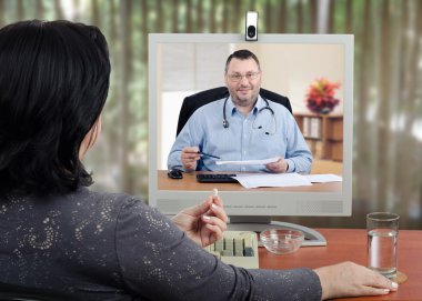 TeleHealth doktor Laboratuvar sonuçları kadınla değerlendirmeleri.