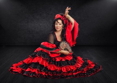 Fotojenik kadın flamenko dansçısı Sahne Alanı'nda oturur