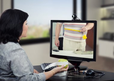 Adam onun mide boyutu diyetisyen kontrolünde ölçer