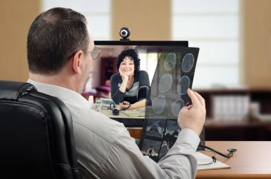 TeleHealth doktor beyin x-ray sonuçtan memnun