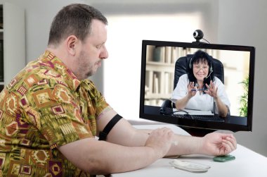 Telehealth denetleme altında öz intravenöz enjeksiyon