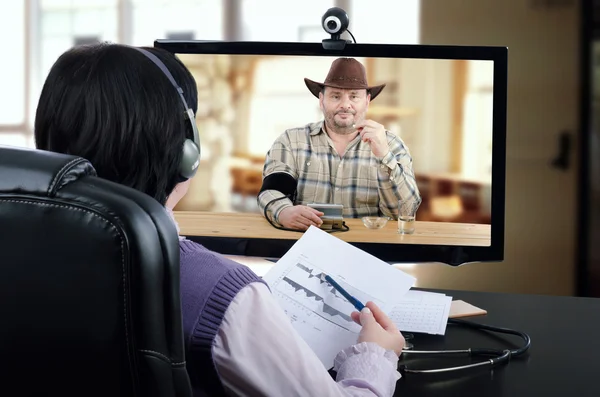 Telehealth doctor reviews blood pressure graph for farmer — Stock Photo, Image