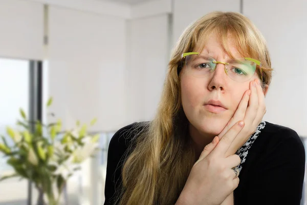 Chica con gafas que sufren dolor de muelas —  Fotos de Stock