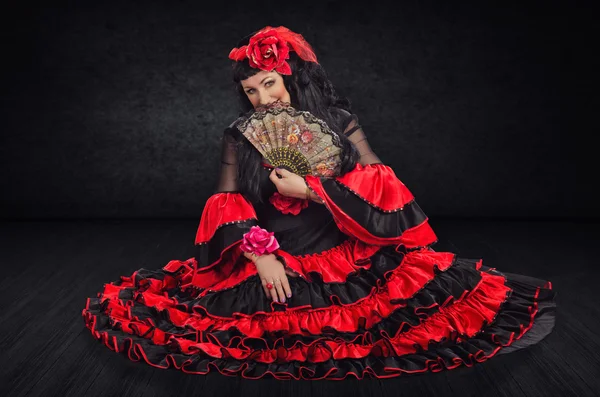 Female flamenco dancer hiding her face by fan — Stock Photo, Image