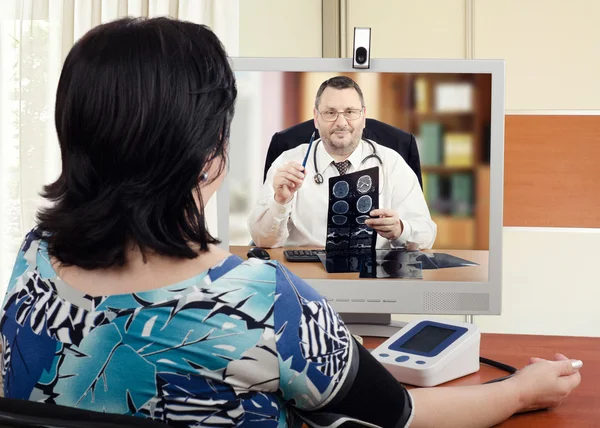 Telehealth cardiologist diagnoses woman online — Stock Photo, Image