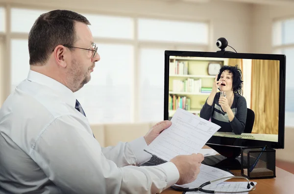 Médecin de télésanté regardant comment le patient prend une pilule en ligne — Photo