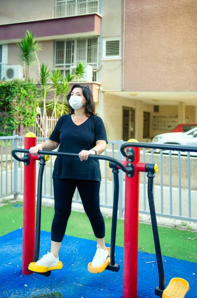 Mature Woman Protective Mask Training Air Walker Machine Urban Outdoor — Stock Photo, Image