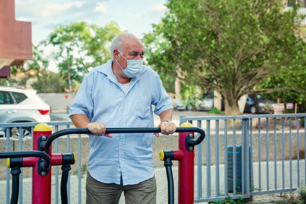 Old Man Confident Exercises Outdoor Fitness Machines Can Benefit Old — Stock Photo, Image