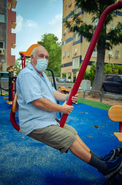 Elderly Male Person Protective Mask Regularly Works Out Leg Press — Stock Photo, Image