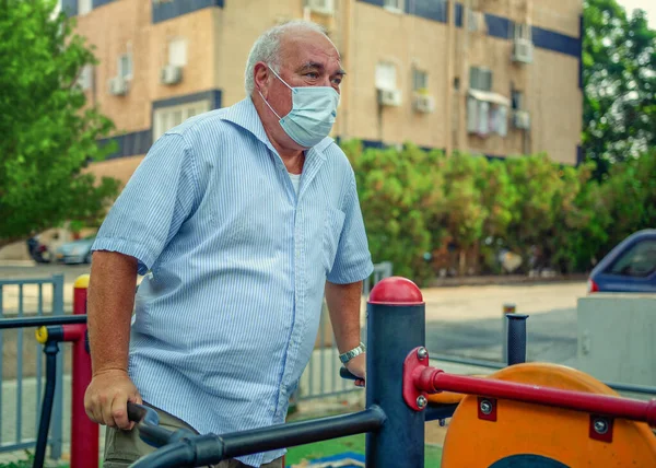 Oude Man Lijdt Aan Depressie Tijdens Coronavirus Pandemie Besloten Een Rechtenvrije Stockafbeeldingen