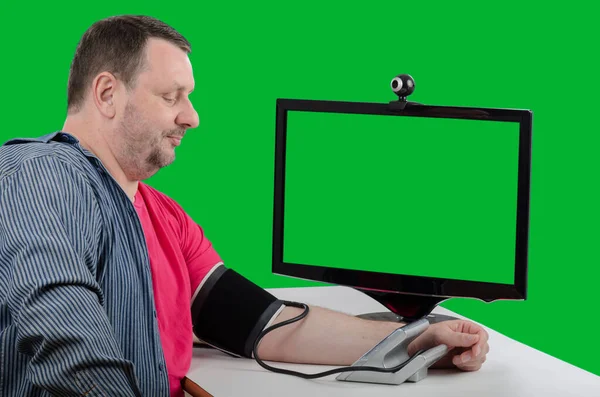 Hombre Hipertenso Graso Mide Presión Arterial Frente Monitor Croma Key —  Fotos de Stock