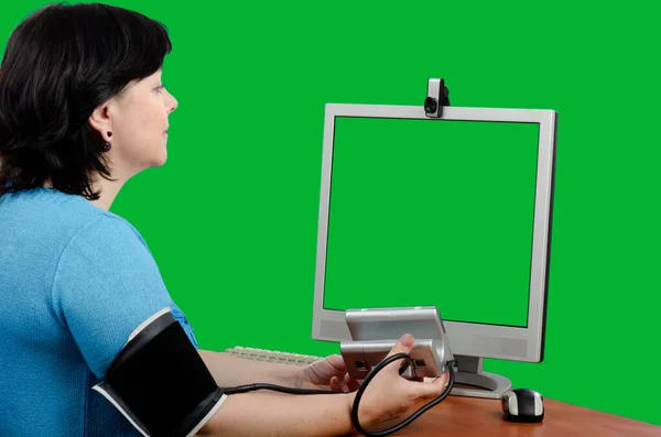 Mature Woman Shows Result Blood Pressure Chroma Key Screen Monitor — Stock Photo, Image
