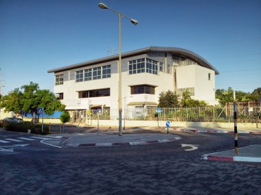 bir metal çit ile iki katlı bina