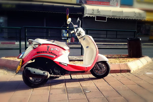 Scooter vermelho-branco na rua vazia — Fotografia de Stock