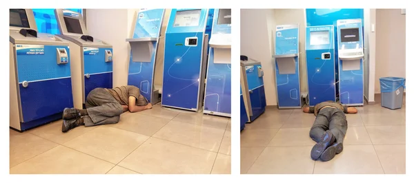 Stadtstreicher schlafend in den Geldautomaten-Eintrag — Stok fotoğraf