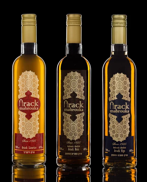 Tři láhve Lilas autentické arack na černém pozadí — Stock fotografie