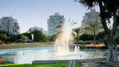 Şehir Parkı günbatımında fıskiyede küçük gölet