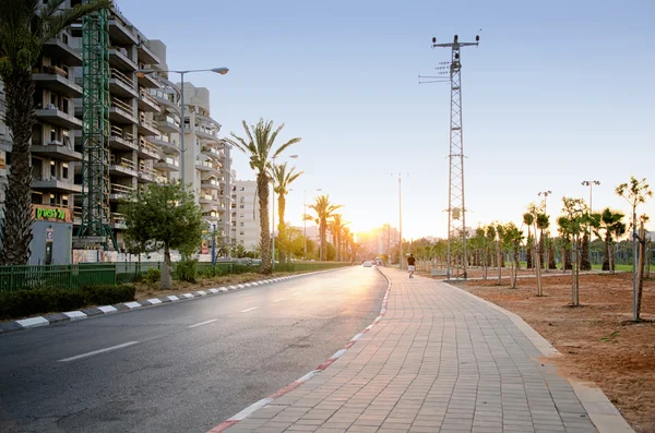 Weg bij zonsondergang in nieuwe appartement gebouwen gebied — Stockfoto