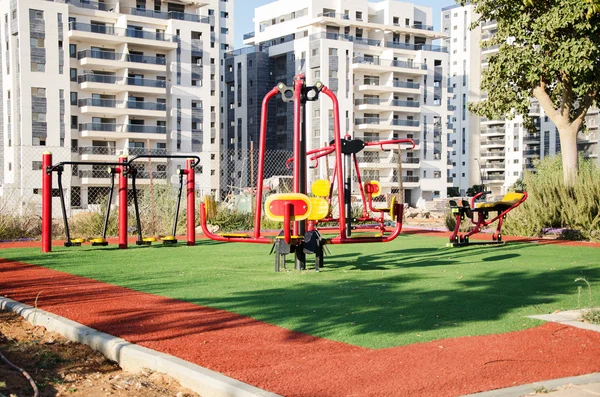 New outdoor fitness station in residential area — Stock Photo, Image