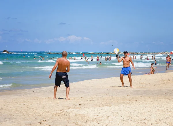 Двое мужчин играют в маткот на израильском пляже — стоковое фото