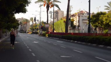 Araba daha az şehirde boş yolda çalışan kadın
