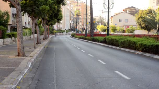 Hombre negro horneando en la calle desierta de la ciudad — Vídeo de stock