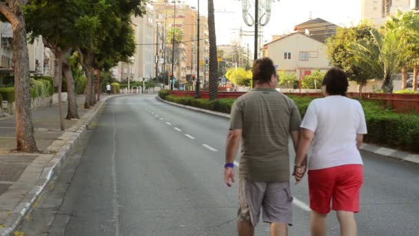 Pareja de mediana edad caminando por la ciudad desierta — Vídeos de Stock