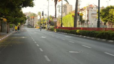 Çocuk çok hızlı bir bisiklet sürme