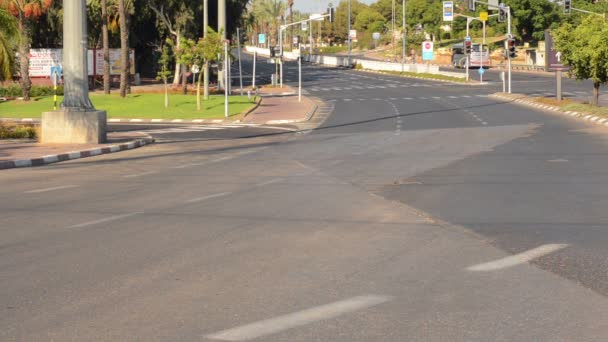 Bicicleta gorda montando en autopista desierta — Vídeos de Stock