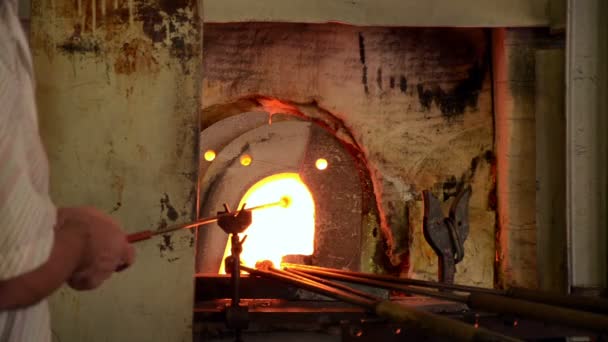 Craftsman works with glass furnace — Stock Video