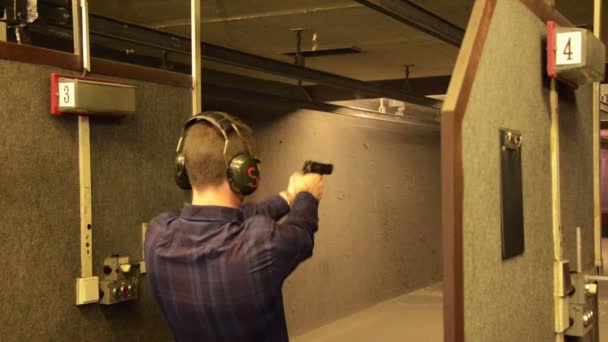 Guy spara alla Beretta-92FS — Video Stock