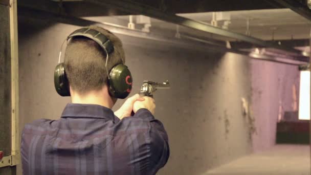 Ha sparato al Ruger RedHawk calibro 44. — Video Stock