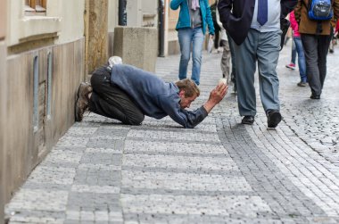 Utanç dilenci Prag'da çalışma