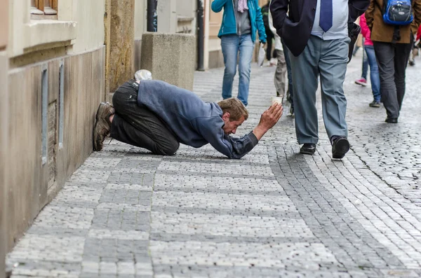 Mendigo envergonhado trabalhando em Praga — Fotografia de Stock