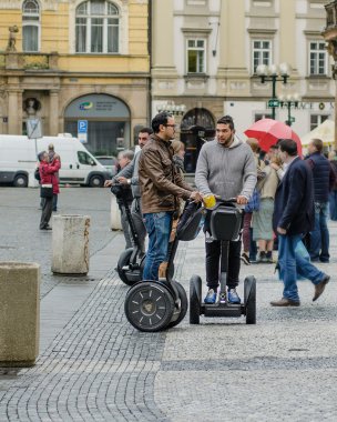 Prag'da Segways seyahat eden genç erkekler