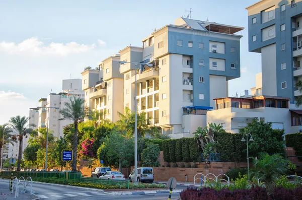 Overstroomd gebouw en bomen door zonsondergang — Stockfoto