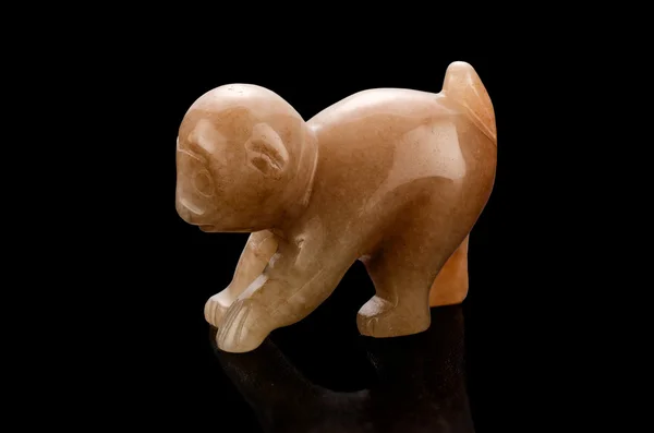 Rzeźbione Aragonitowa małpa — Zdjęcie stockowe