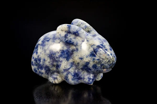 Statuetta di coniglio sodalite intagliata — Foto Stock