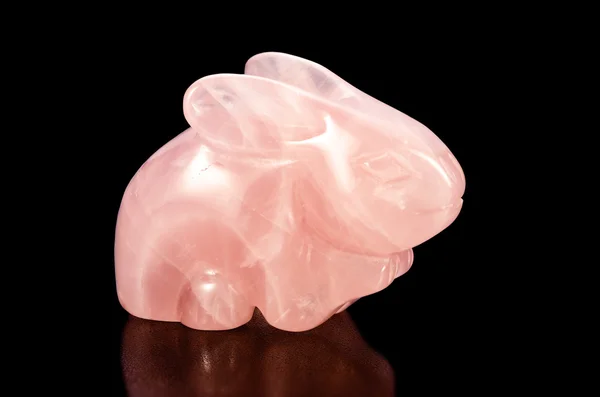 Vyřezávané rose quartz králík — Stock fotografie