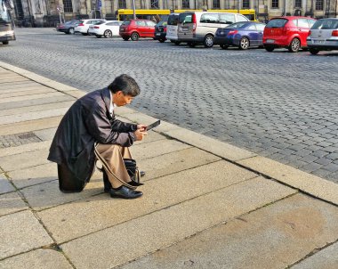 Tablet PC'de Asya adam bakar