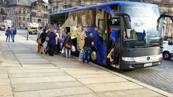 Toeristen verlaten van Dresden op bus — Stockfoto