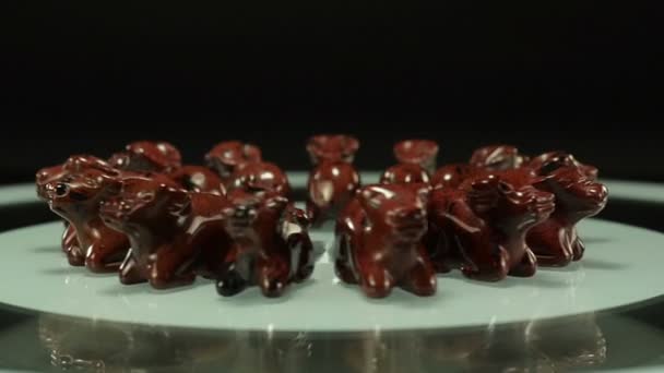 Bueyes tallados en caoba de obsidiana rotativa — Vídeos de Stock