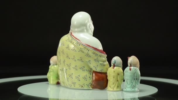 Будда с тремя мудрецами на вращающейся пластине — стоковое видео