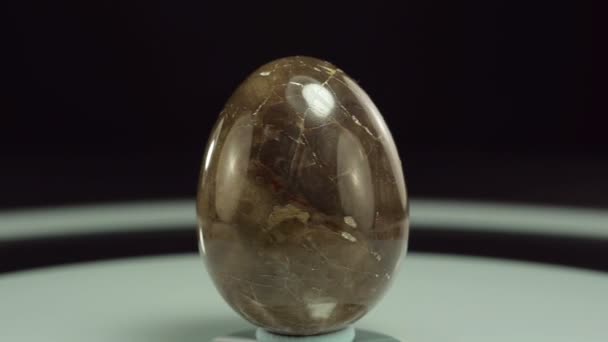 Rotující řezbářské achát kamenné vajíčko — Stock video