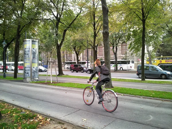 Rudowłosa kobieta jazda na rowerze — Zdjęcie stockowe