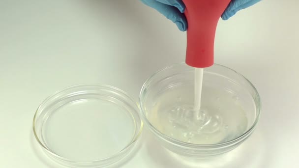 Rektale Zwiebelspritze wird mit Zitronenlösung gefüllt — Stockvideo