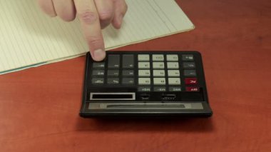 Sakar parmak hesap makinesi düğmelerinin bastırıyor
