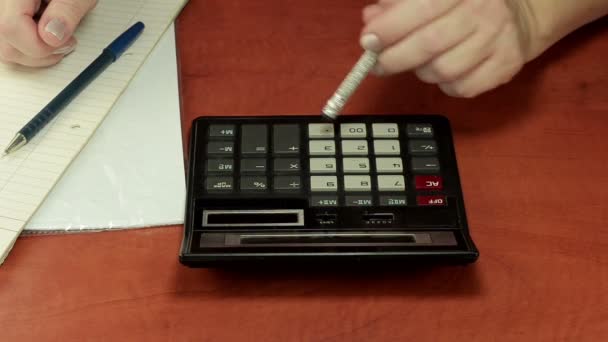 Lápis borracha empurrando um teclado calculadora — Vídeo de Stock